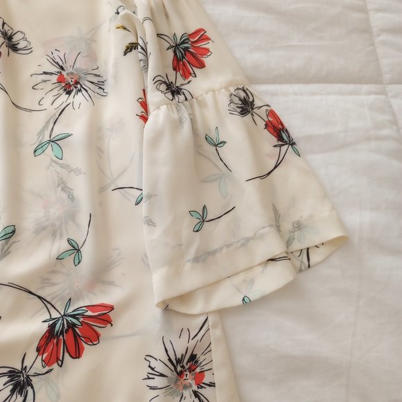 Cream Long flutter sleeved floral blouse - Picture 3 of 5